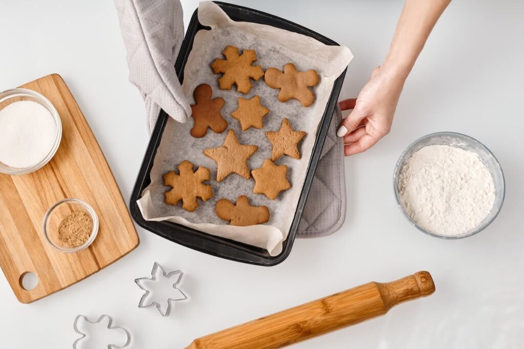 Weihnachtsbäckerei mit Gewürzen