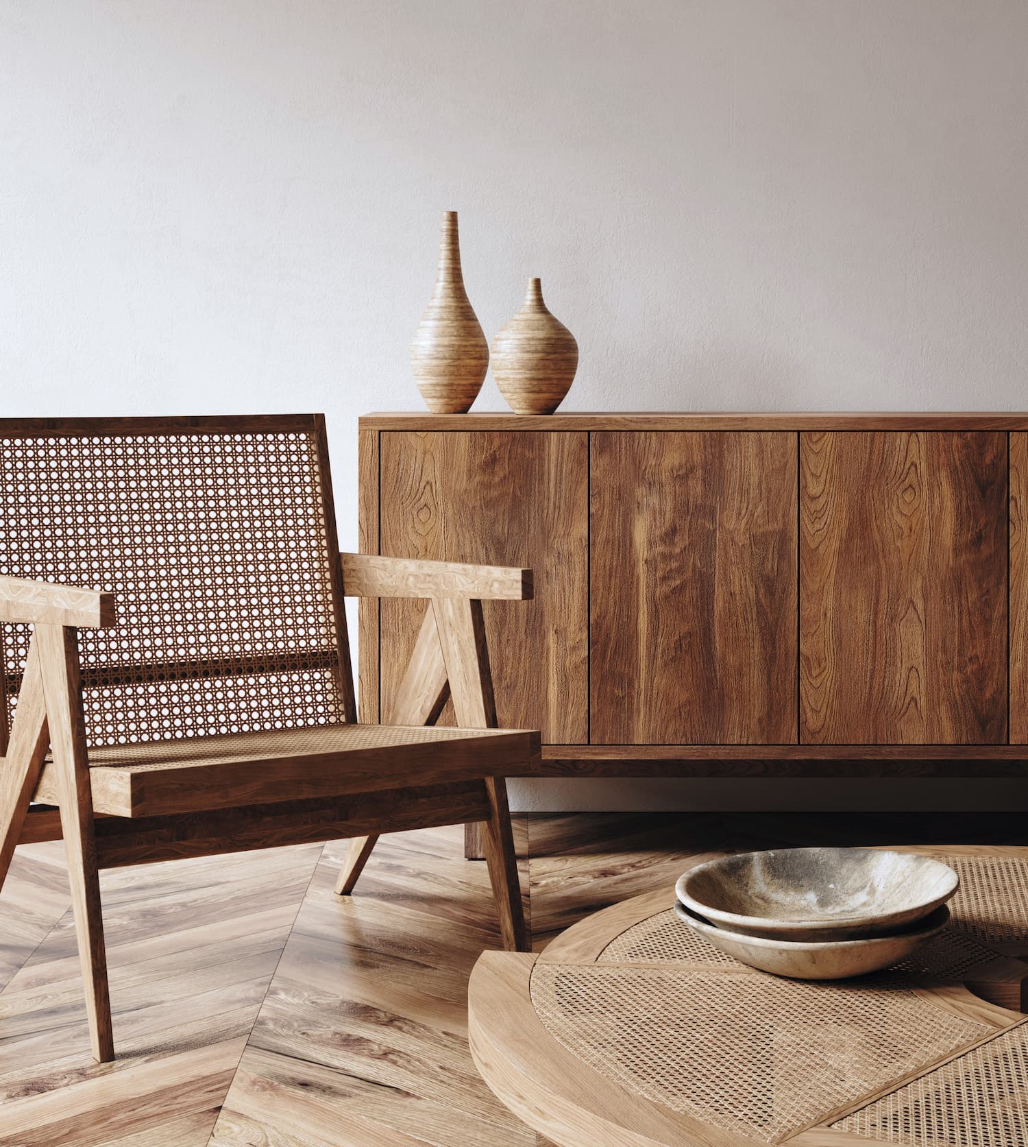 Etwas Wabi-Sabi: in Sideboard aus Massivholz, ein Sessel mit Weidengeflecht und Keramikvasen gestalten Räume für Wohlbefinden. Fühlt sich nach Urlaub an.