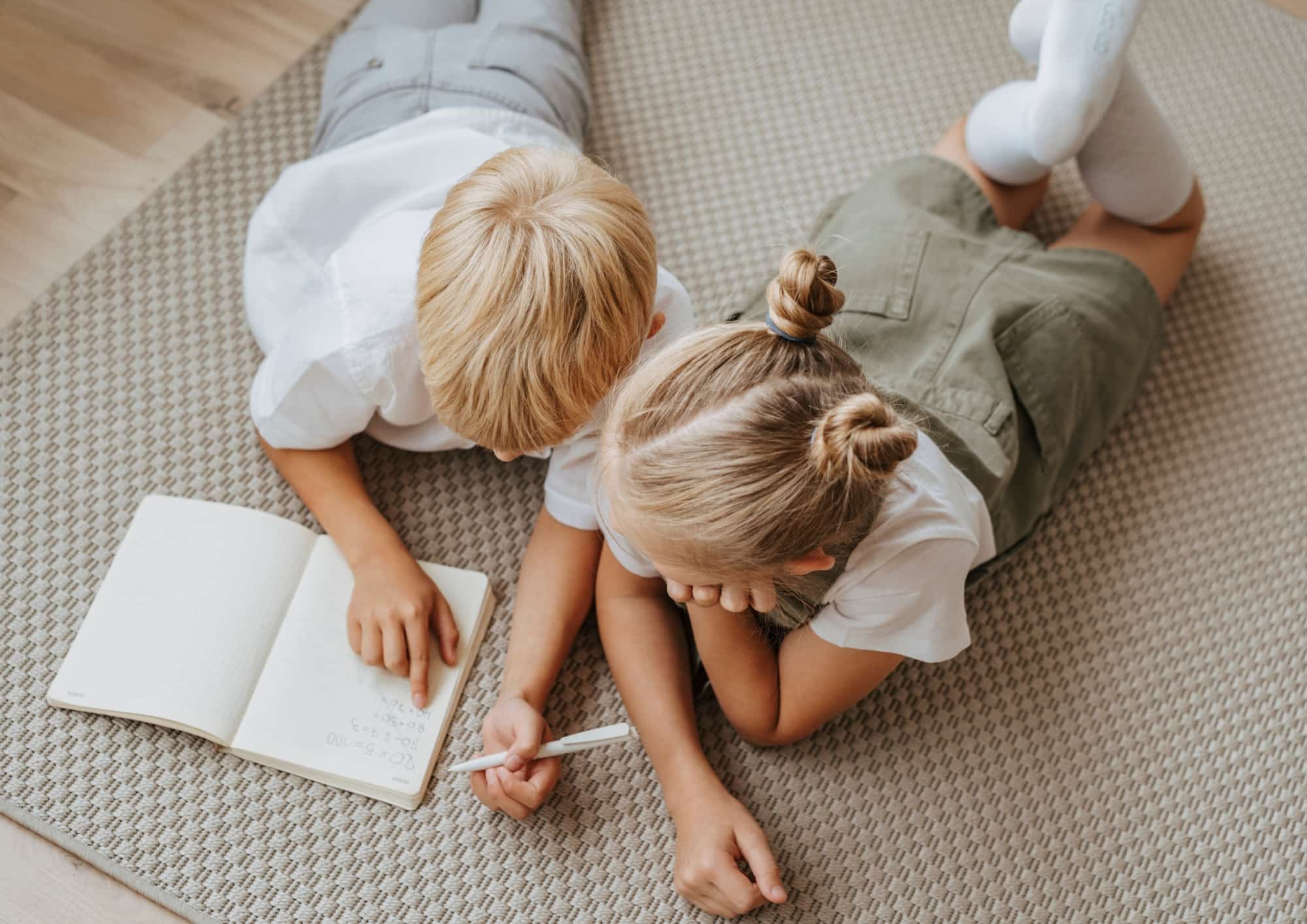 Minimalistisches Kinderzimmer gemütlich einrichten - das geht. Am besten mit natürlichen Materialien und mit Textilien für die Portion Kuschelfaktor.