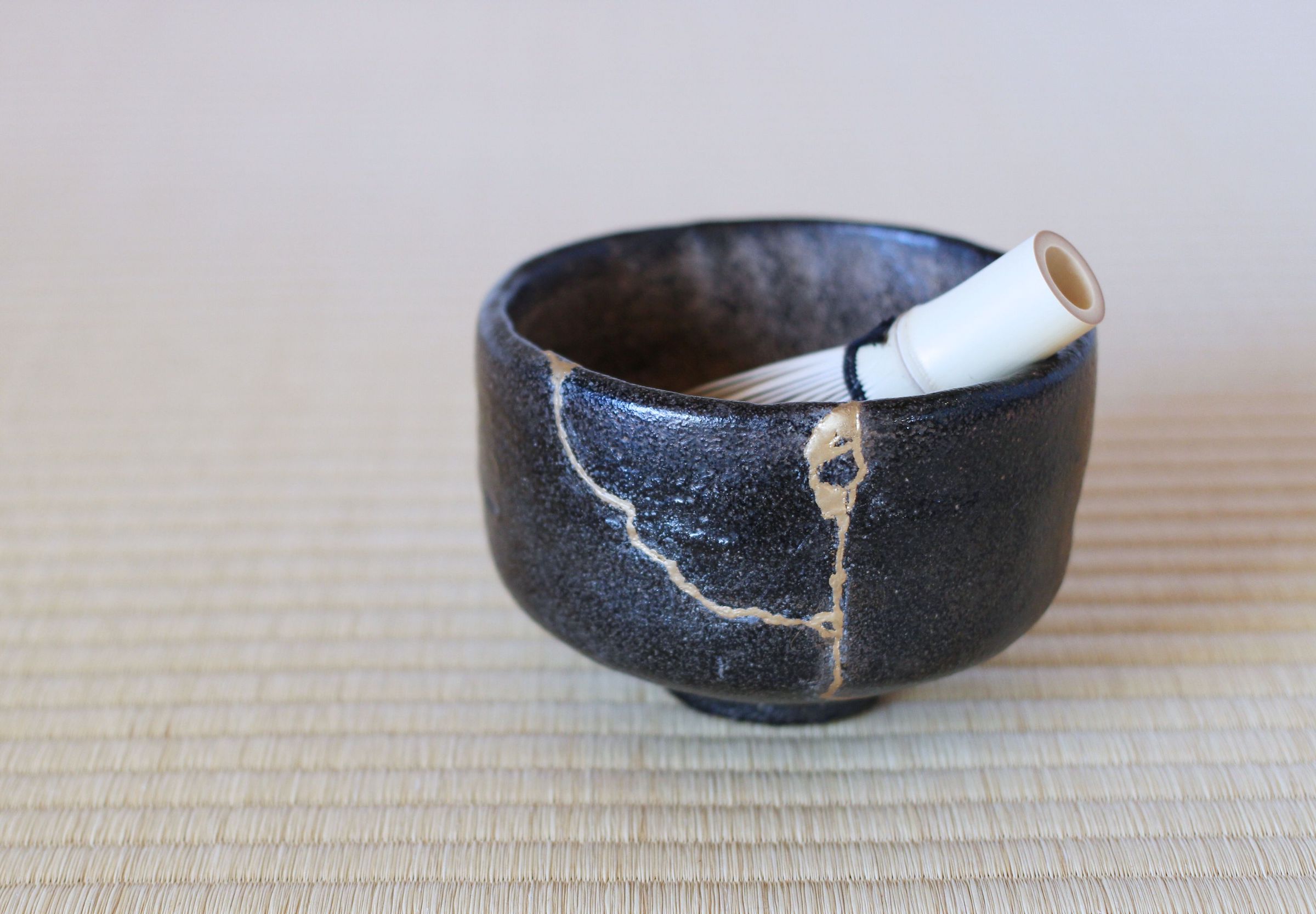 Kintsugi, die Kunst, Keramik zu reparieren ist Wabi-Sabi zu Ende gedacht: Das Unperfekte zu akzeptieren und wertzuschätzen, statt wegzuwerfen. Die abgebildete schwarze Schale zeigt die sogenannte Goldreparatur: Kintsugi